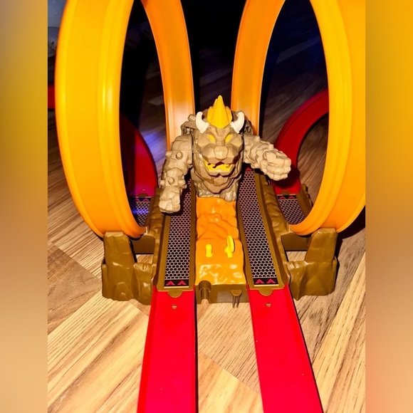 Hot Wheels Mario Kart Bowser's Castle Trackset - Picture 3 of 8